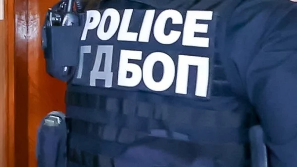 Задържаха полицаи заради връзки с наркодилъри