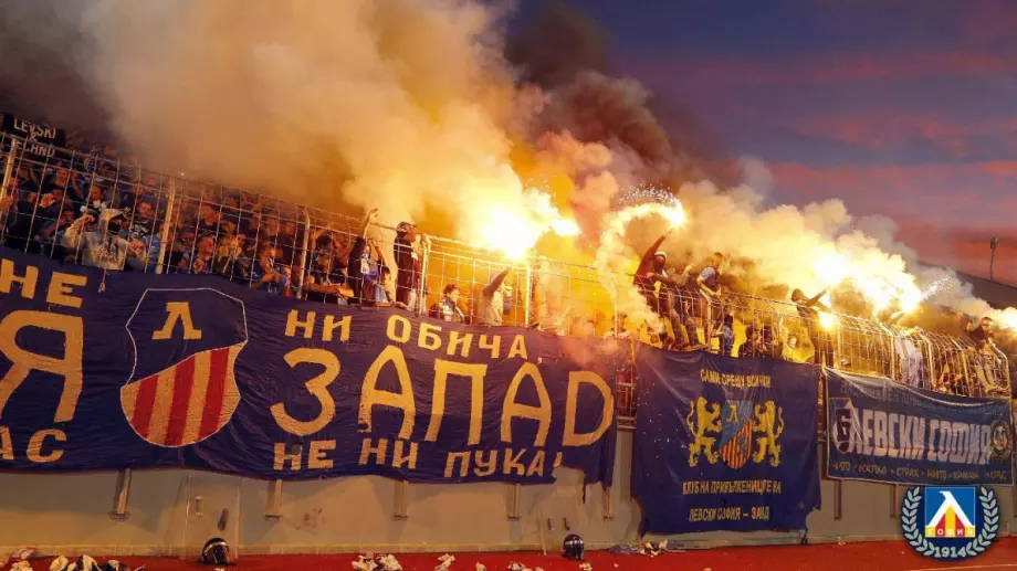 "Сини" срещу "сини": Фенове на Левски скочиха на фракция - летят обиди и обвинения