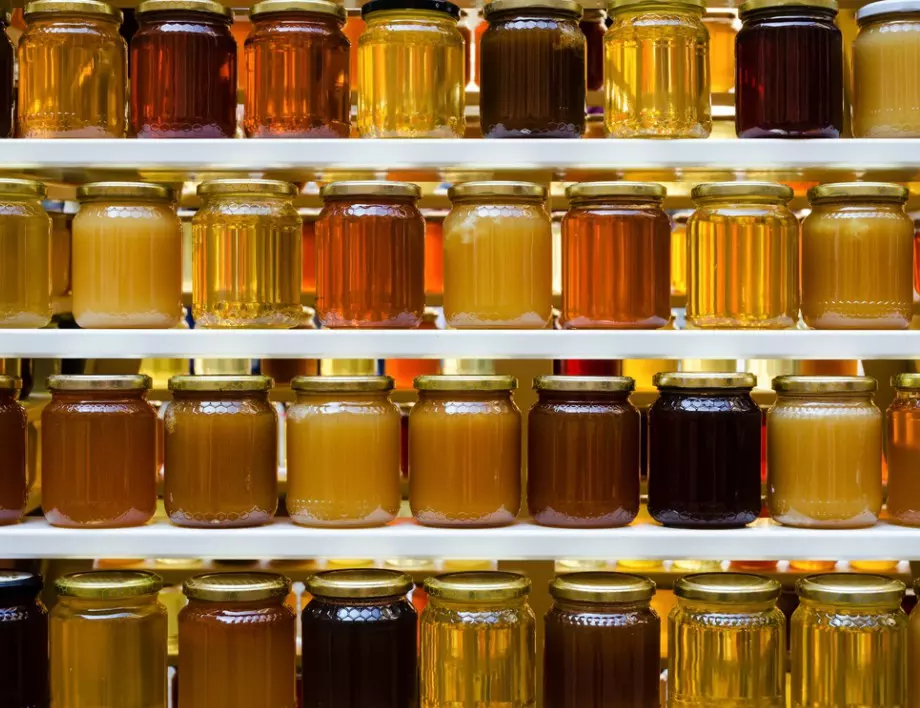 Обърнете буркана с мед с капачката надолу – ако това се случи, значи е ИСТИНСКИ 