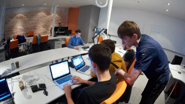 Бургаски ученици показват знания в областната олимпиада по информатика