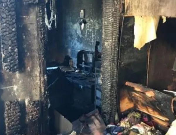 Пожар в Асеновград изпепели къща до основите й (СНИМКИ)