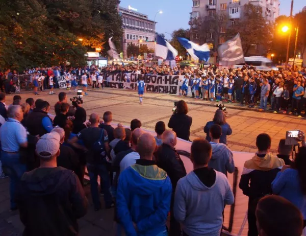 Футболни фенове блокираха центъра на Варна 