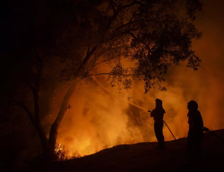 Вече 12 часа пожарникари се борят с огъня на Рудник 2 в "Мини Марица-изток"