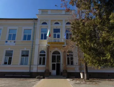 Обвиниха гимназия в Ловеч, че дели учениците на бедни и богати
