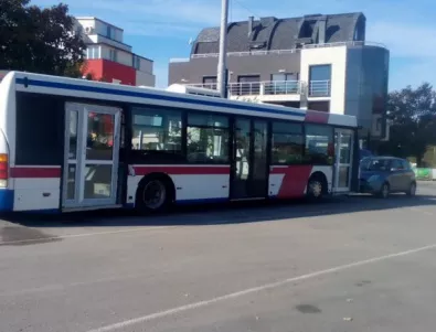 СМЯХ: Автобус с дограма обикаля София (СНИМКА)