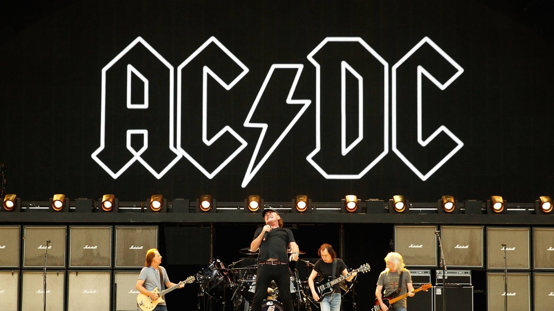 На 77 г. почина първият барабанист на AC/DC | Actualno.com