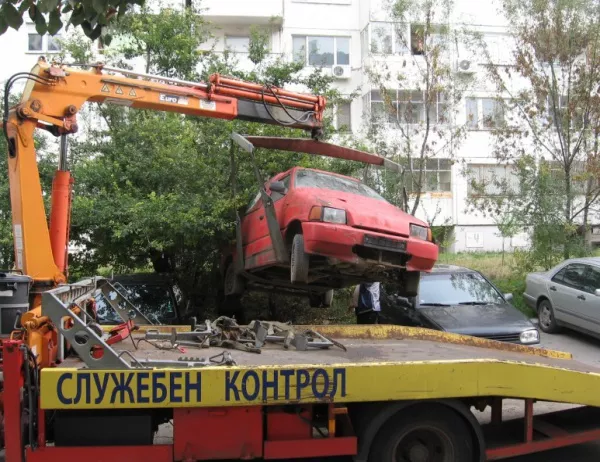 За 9 г. Община Бургас е премахнала 3000 стари коли от улици и паркинги