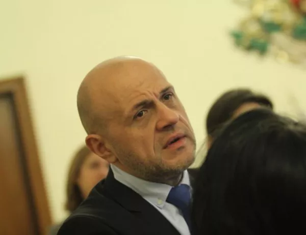 Искат оставката на Дончев заради "расистки" изказвания на съпругата му