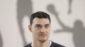 Жалко! Синът на Владо Николов - Симеон, аут за България - срязал е ръката си с чаша в хотел