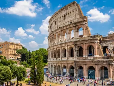 Задържаха турист в Италия, драскал по Колизеума 