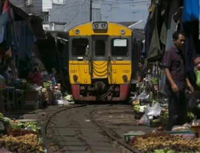 Най-екстремният пазар в света - Maeklong Railway Market (СНИМКИ)
