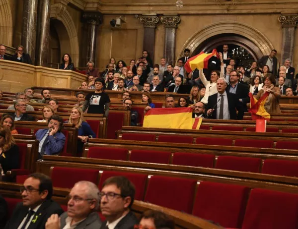 Отстранените от Мадрид длъжностни лица в Каталуния се появяват на работа (СНИМКИ)