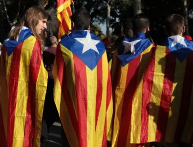 Хиляди се събират, за да бранят каталунския парламент