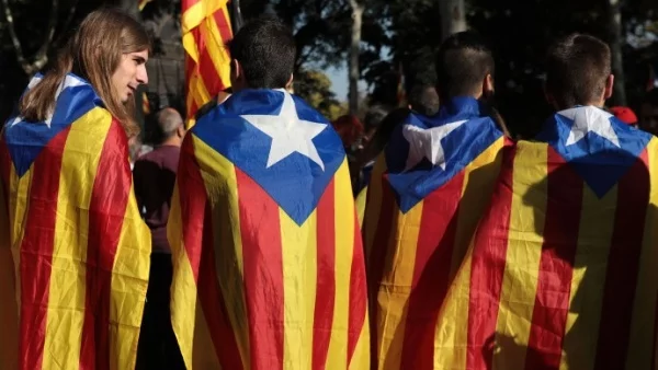 Украински доброволци готови с оръжие да бранят целостта на Испания