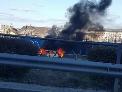 Автомобил се запали и изгоря в столицата (СНИМКИ)