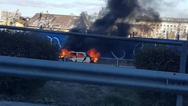 Автомобил се запали и изгоря в столицата (СНИМКИ)