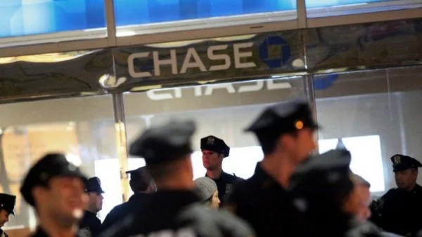 Десетки пострадаха при пожар в търговски център в Ню Йорк