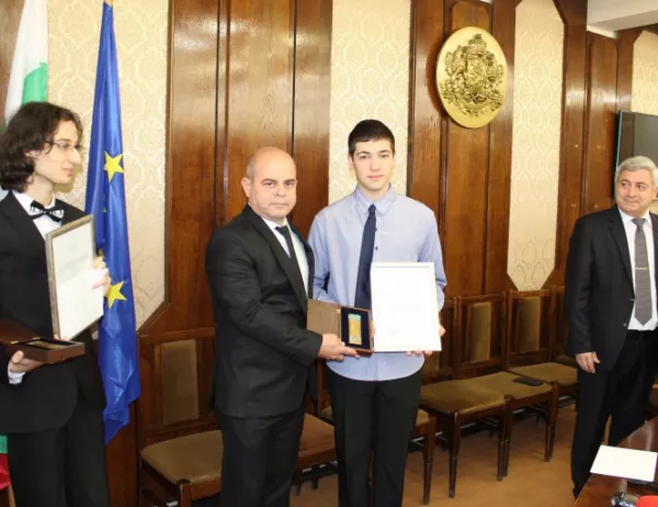 Кметът Пламен Стоилов отличи трима ученици и студенти с наградата „РУСЕ – 21.ВЕК“