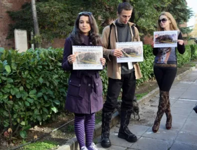 Трима вегани излязоха на протест срещу каруците в София