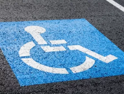 Дете с церебрална парализа не получава количка, защото няма кой да го освидетелства