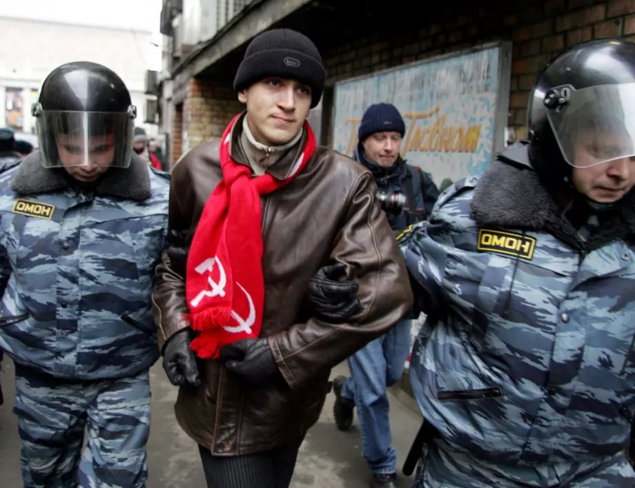Полицията в Русия арестува повече от 100 поддръжници на Навални 