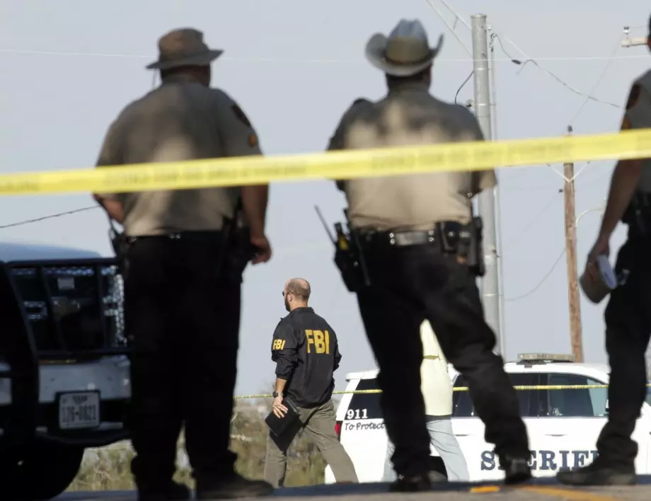Въоръжен откри стрелба по полицаи в Тексас