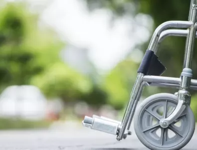 Грехота: Повалиха и ограбиха жена в инвалидна количка пред пловдивски храм
