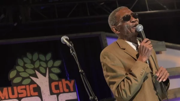 Отиде си авторът на вечната "Everlasting Love" (ВИДЕО)