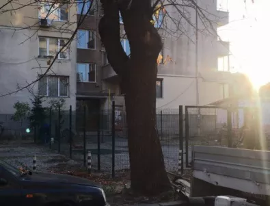 Блок в София под обсада - преграден и блокиран с ограда