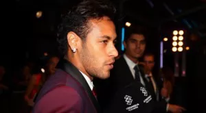 СНИМКА: От скука Неймар си направи прическа с плитки