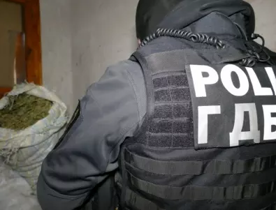 13 мъже задържани за разпространение на наркотици около училища в Бургаско