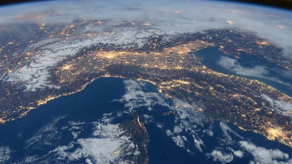 Първите изработени от частни американски компании космически кораби се готвят за старт