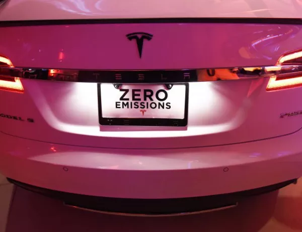 Tesla в автономен режим се заби в полицейска кола в Калифорния