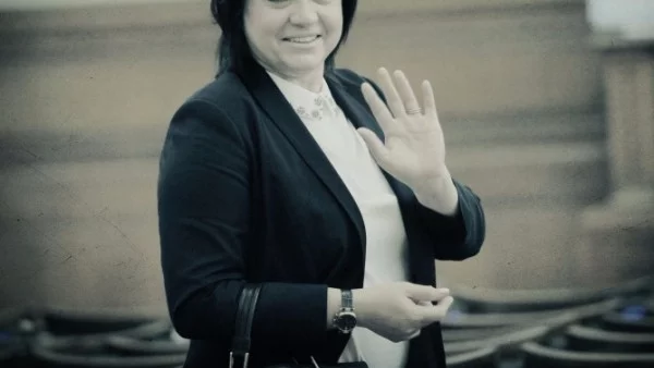 Нинова кани всички жени от парламента в кампания срещу насилието