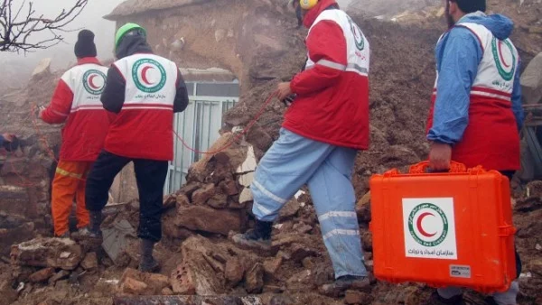 Стотици ранени в Иран, главно заради паника след силно земетресение