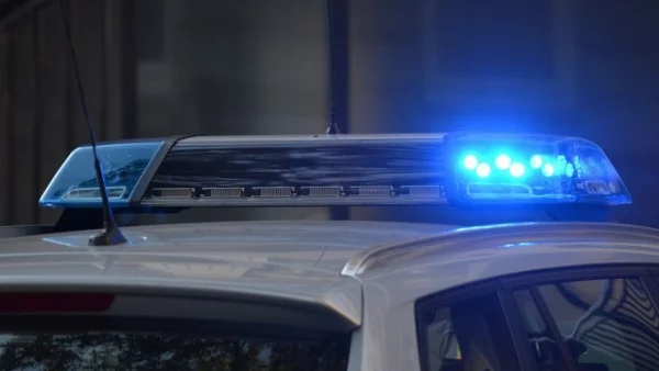 Автомобил с оставено само двегодишно дете полетя в дере в Русе