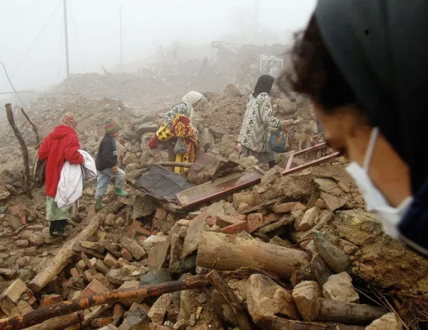 Жертвите на земетресението в Иран достигнаха 483 