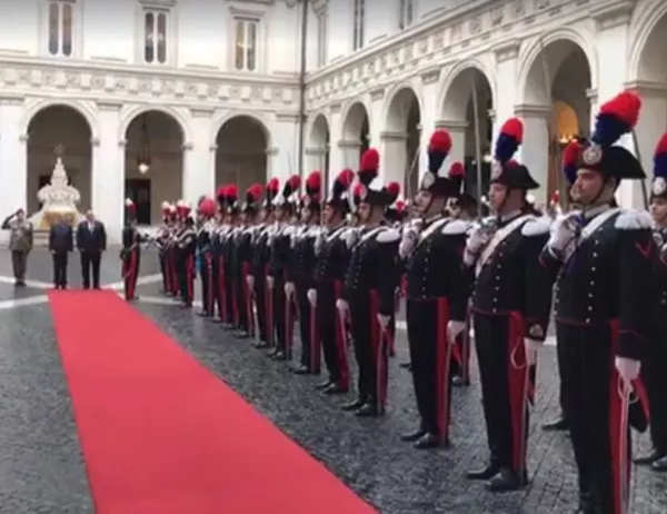 Посрещнаха Борисов в Рим с уникално фалшиво изпълнение на химна (Видео)