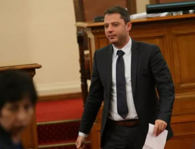 КС: Парламентът незаконно е отхвърлил оставката на Делян Добрев