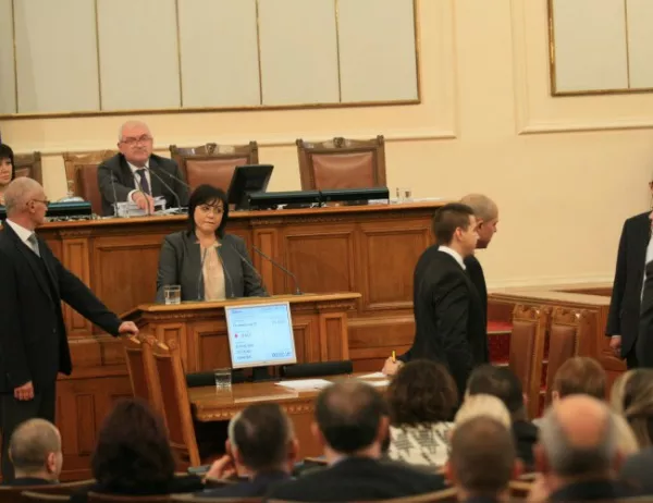 Повечето българи не одобряват, че Главчев изгони Нинова от пленарна зала