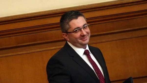 Нито държавата натиска газта, нито тя не спира на пешеходна пътека