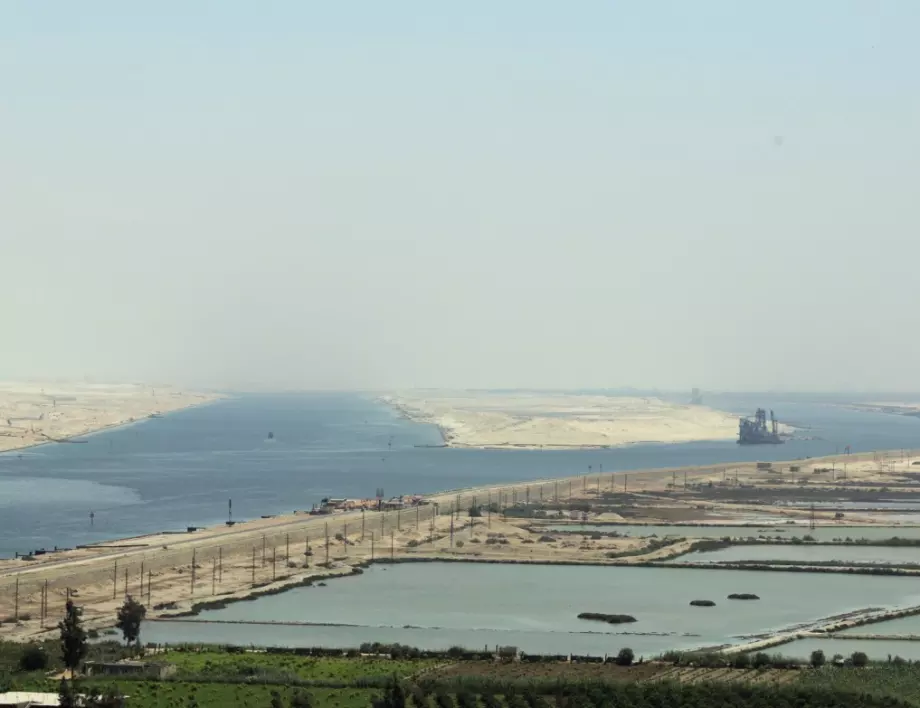 Кораб заседна и блокира Суецкия канал