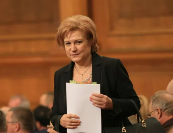 Менда Стоянова да оттегли предложението си за лимити за застраховките, настояват от ИПБ