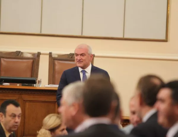 След среща с Борисов: Главчев подаде оставка като председател на парламента