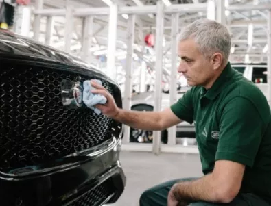 Жозе Моуриньо сглобява автомобили на Jaguar (ВИДЕО)