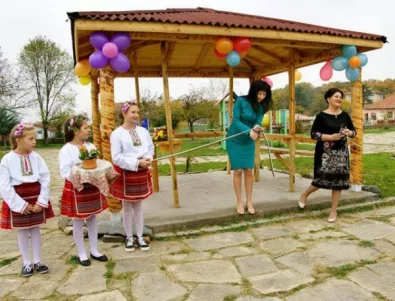 Класна стая на открито отвори врати в ивайловградско село