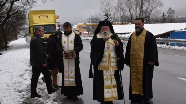 Местната власт организира водосвет, който да изгони злото от пътя край Микре 