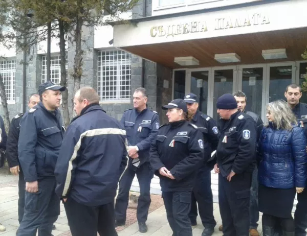 Около 20 служители на затвора и охраната на съда излязоха на протест в Смолян