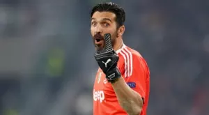 Просто Джиджи: Как Буфон спаси с 1 ръка един от най-силните фалове на Роберто Карлош (ВИДЕО)