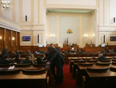 Нено Димов, Кирил Ананиев и Валентин Радев на контрол пред парламента